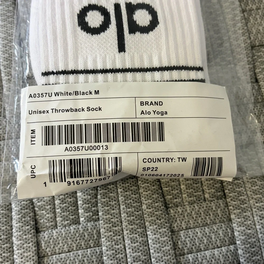 Alo Yoga Unisex Throwback Sock White Black Sz M W 8-11.5 M 6.5-10 NEW